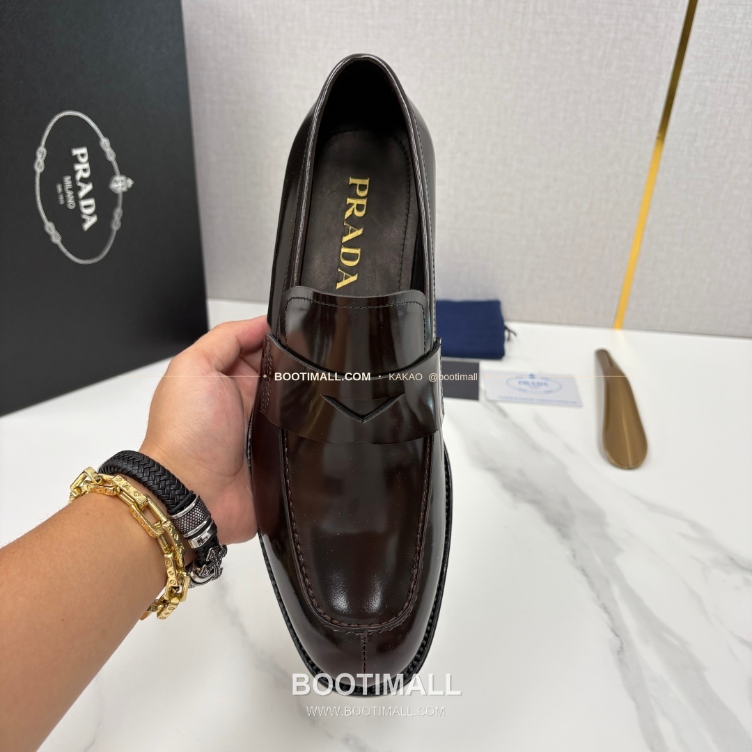 프라다 유광 송아지가죽 로고 스트랩 로퍼 Prada Saffiano Calfskin Logo Strap Loafers 5
