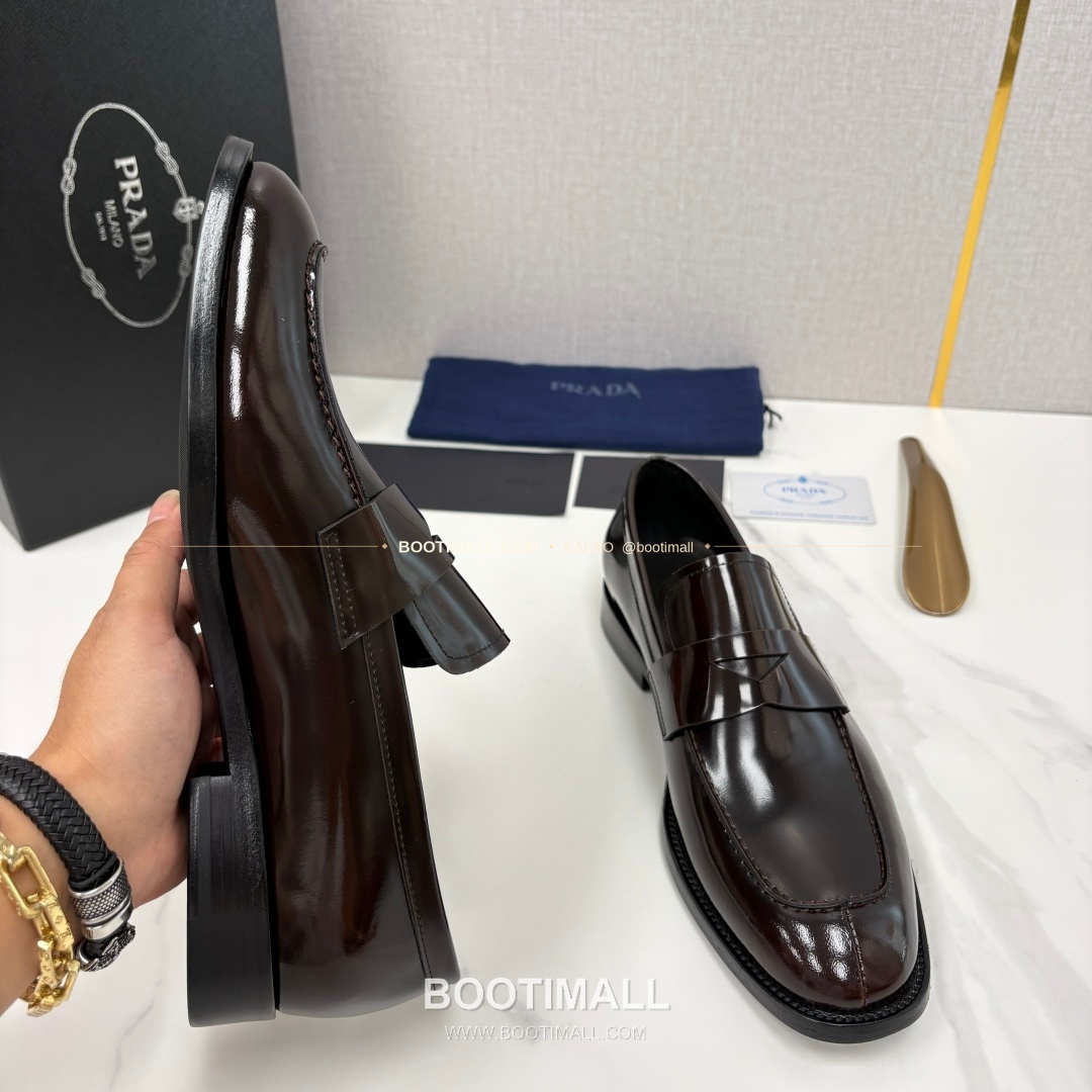 프라다 유광 송아지가죽 로고 스트랩 로퍼 Prada Saffiano Calfskin Logo Strap Loafers 6