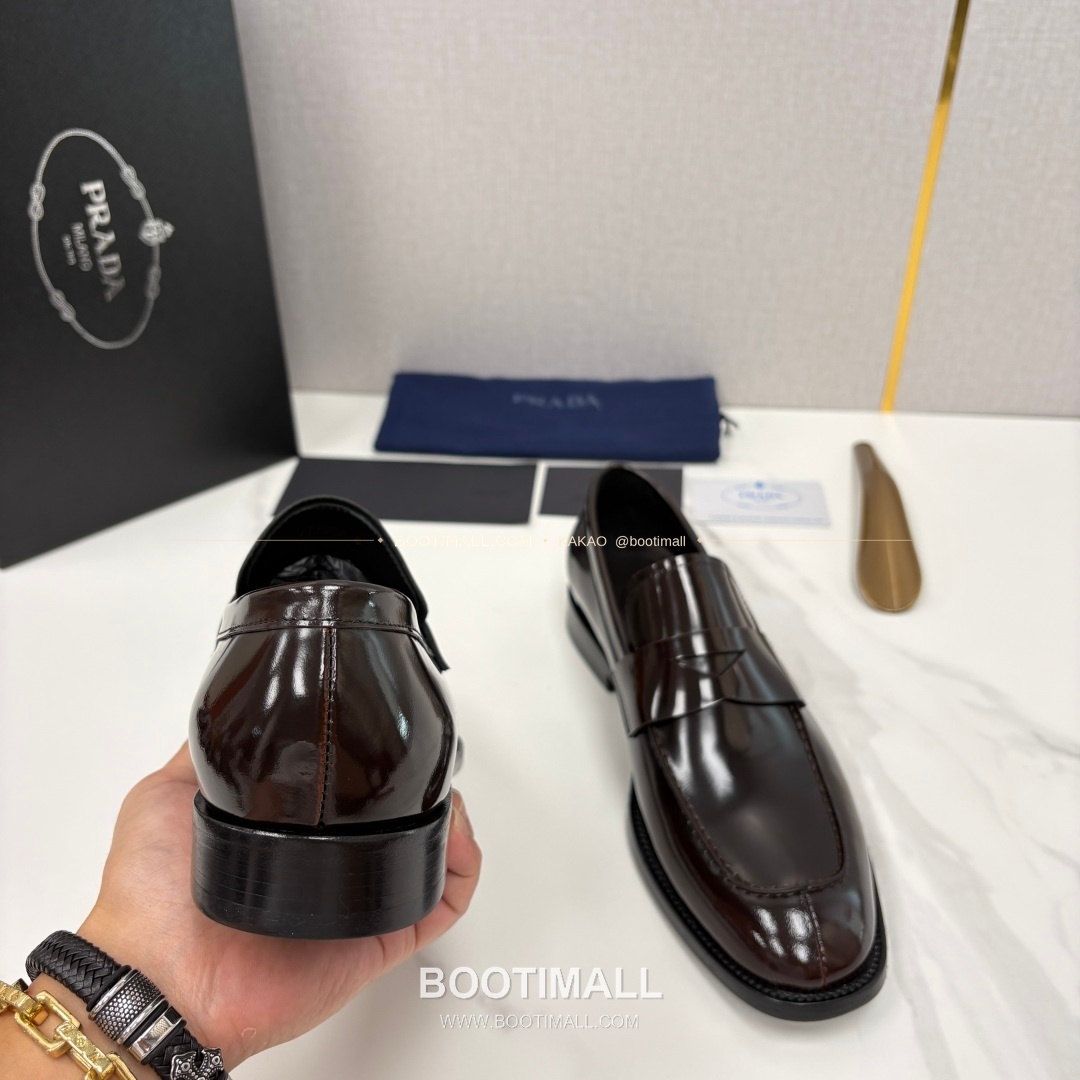 프라다 유광 송아지가죽 로고 스트랩 로퍼 Prada Saffiano Calfskin Logo Strap Loafers 8