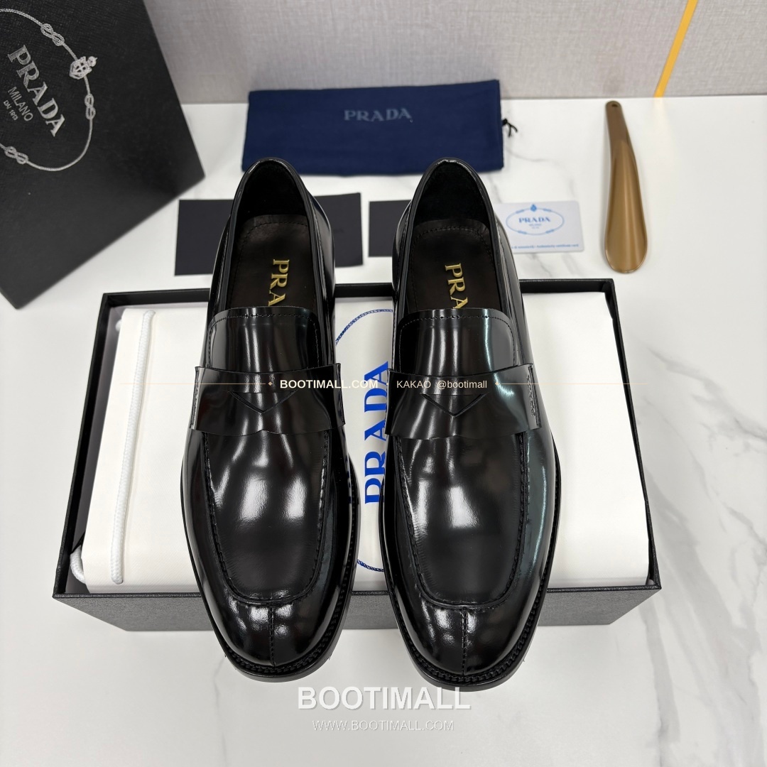 프라다 유광 송아지가죽 로고 스트랩 로퍼 Prada Saffiano Calfskin Logo Strap Loafers 1