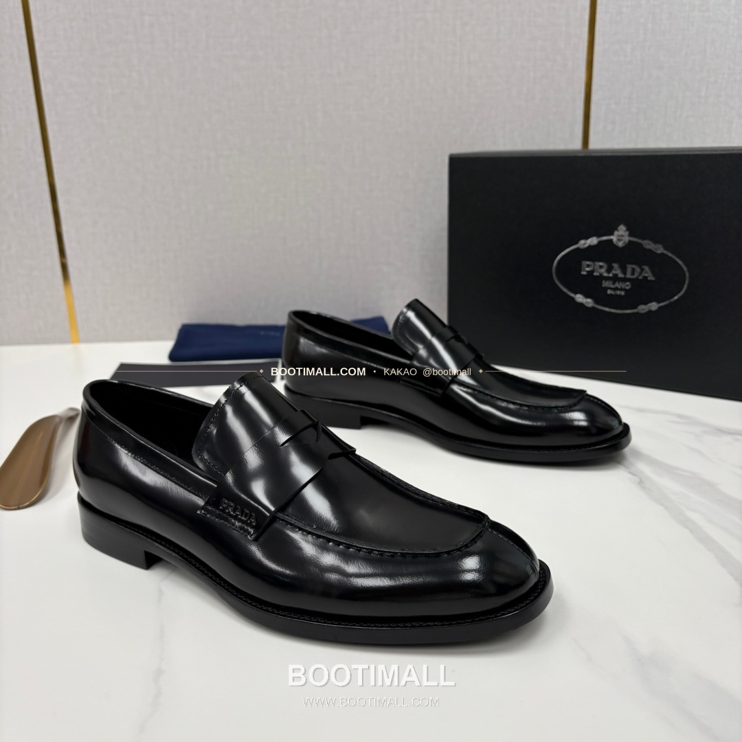 프라다 유광 송아지가죽 로고 스트랩 로퍼 Prada Saffiano Calfskin Logo Strap Loafers 2