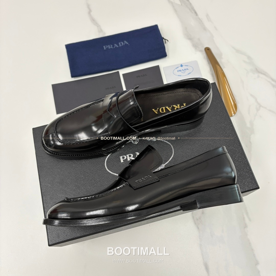 프라다 유광 송아지가죽 로고 스트랩 로퍼 Prada Saffiano Calfskin Logo Strap Loafers 3