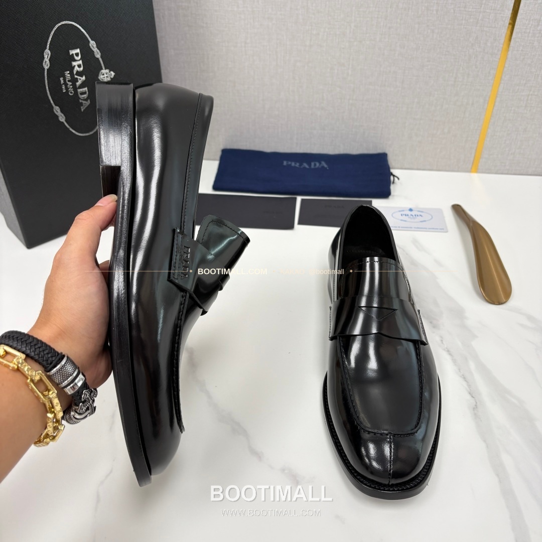 프라다 유광 송아지가죽 로고 스트랩 로퍼 Prada Saffiano Calfskin Logo Strap Loafers 4