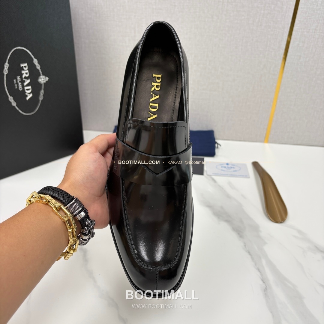 프라다 유광 송아지가죽 로고 스트랩 로퍼 Prada Saffiano Calfskin Logo Strap Loafers 5