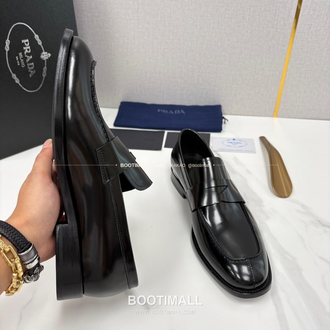 프라다 유광 송아지가죽 로고 스트랩 로퍼 Prada Saffiano Calfskin Logo Strap Loafers 6