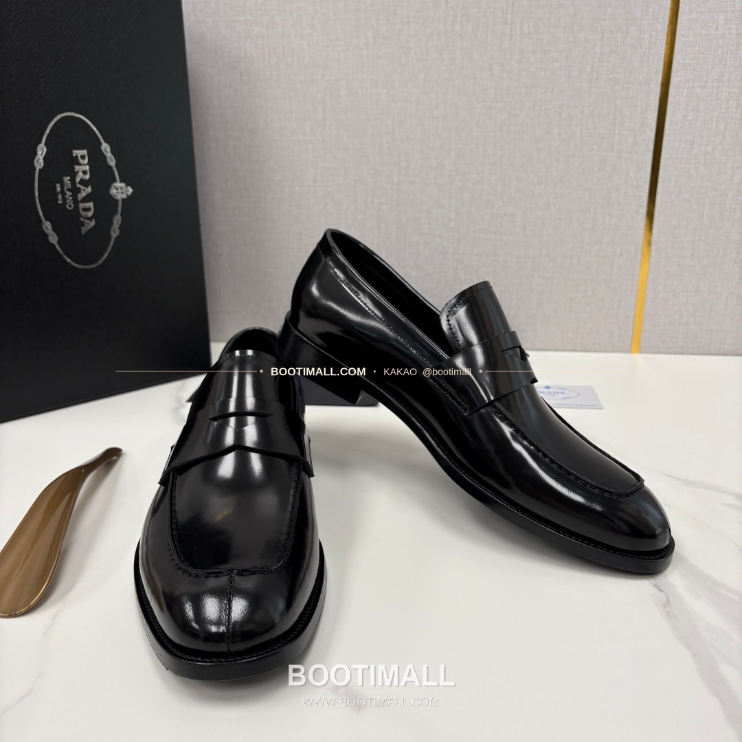 프라다 유광 송아지가죽 로고 스트랩 로퍼 Prada Saffiano Calfskin Logo Strap Loafers 7