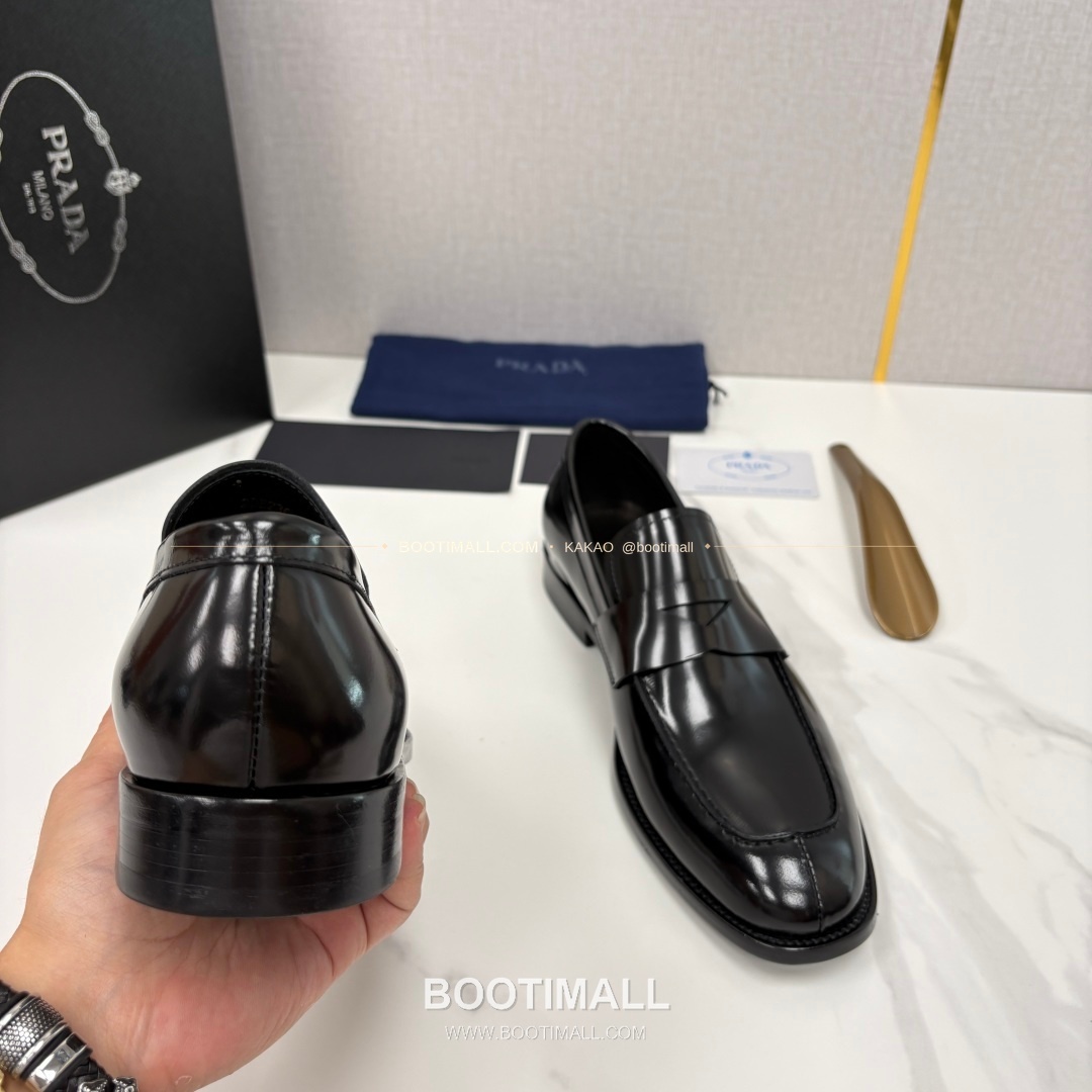 프라다 유광 송아지가죽 로고 스트랩 로퍼 Prada Saffiano Calfskin Logo Strap Loafers 8