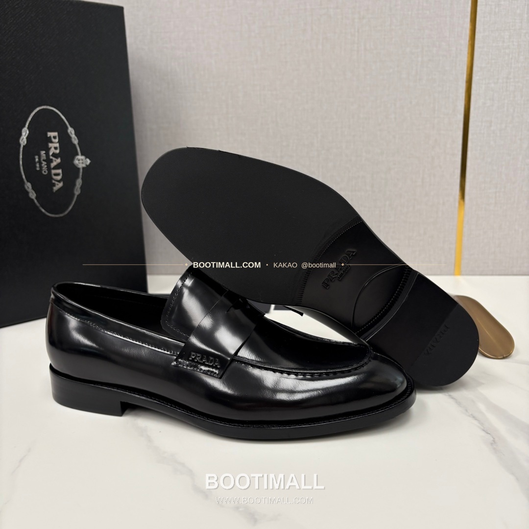 프라다 유광 송아지가죽 로고 스트랩 로퍼 Prada Saffiano Calfskin Logo Strap Loafers 9