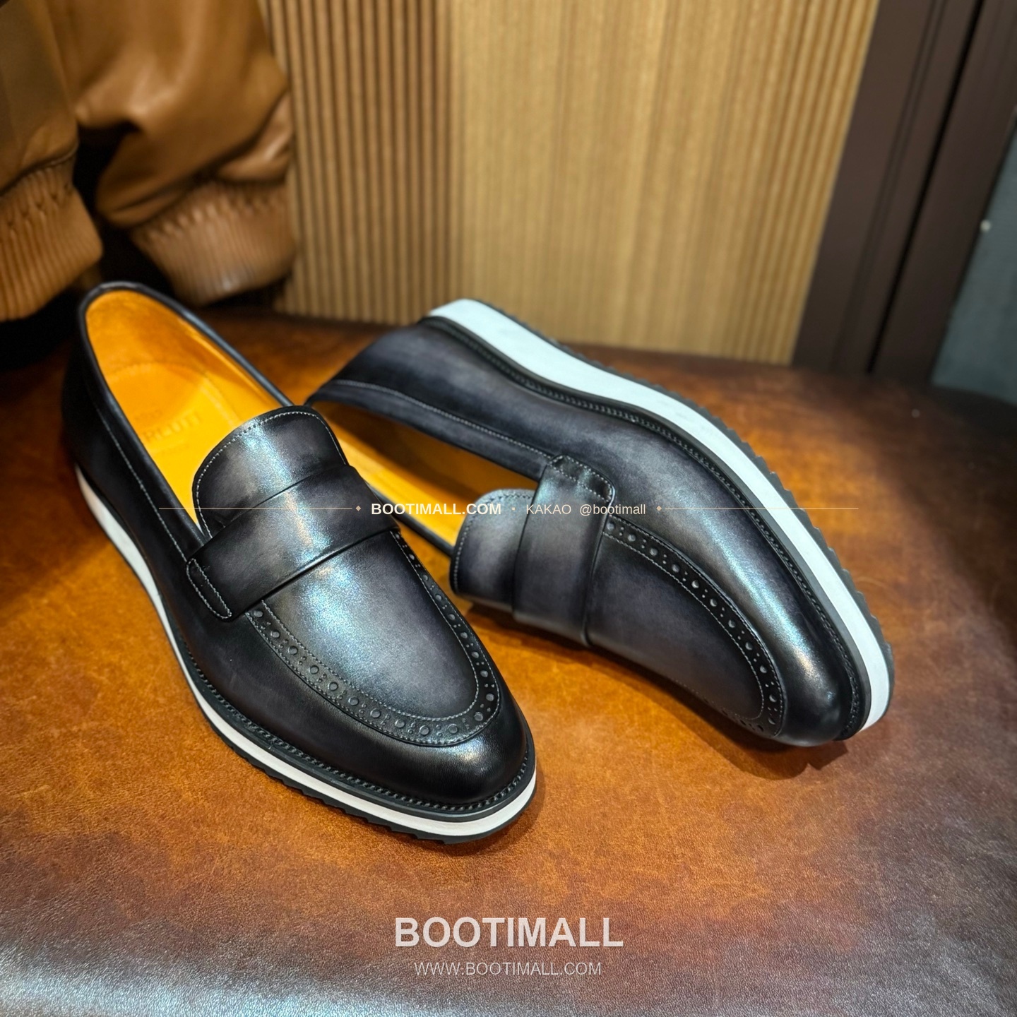 벨루티 송아지가죽 파티나 캐주얼 스니커즈 Berluti Calfskin Patina Black Casual Sneakers 4