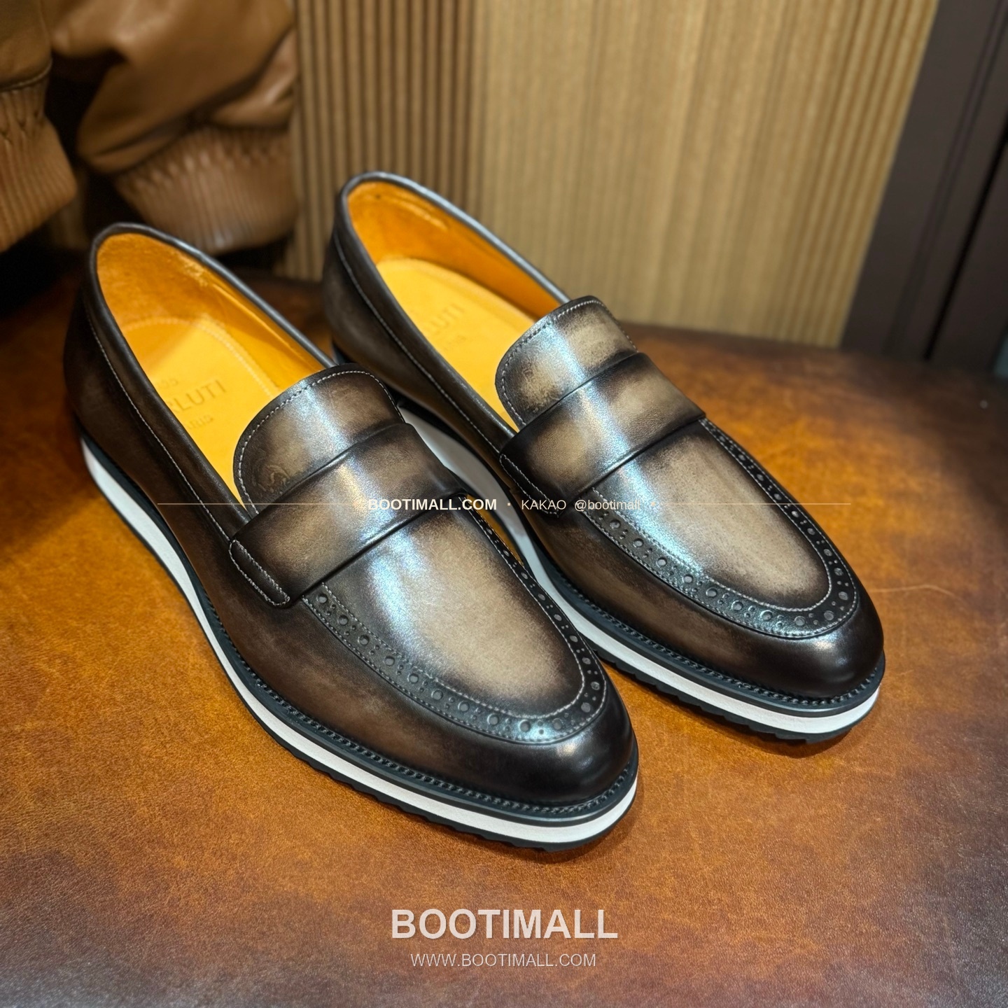 벨루티 송아지가죽 파티나 캐주얼 스니커즈 Berluti Calfskin Patina Black Casual Sneakers 1