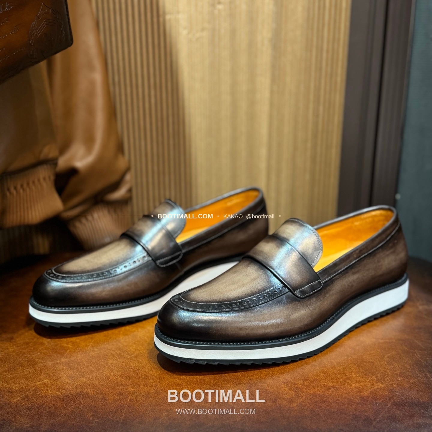 벨루티 송아지가죽 파티나 캐주얼 스니커즈 Berluti Calfskin Patina Black Casual Sneakers 3