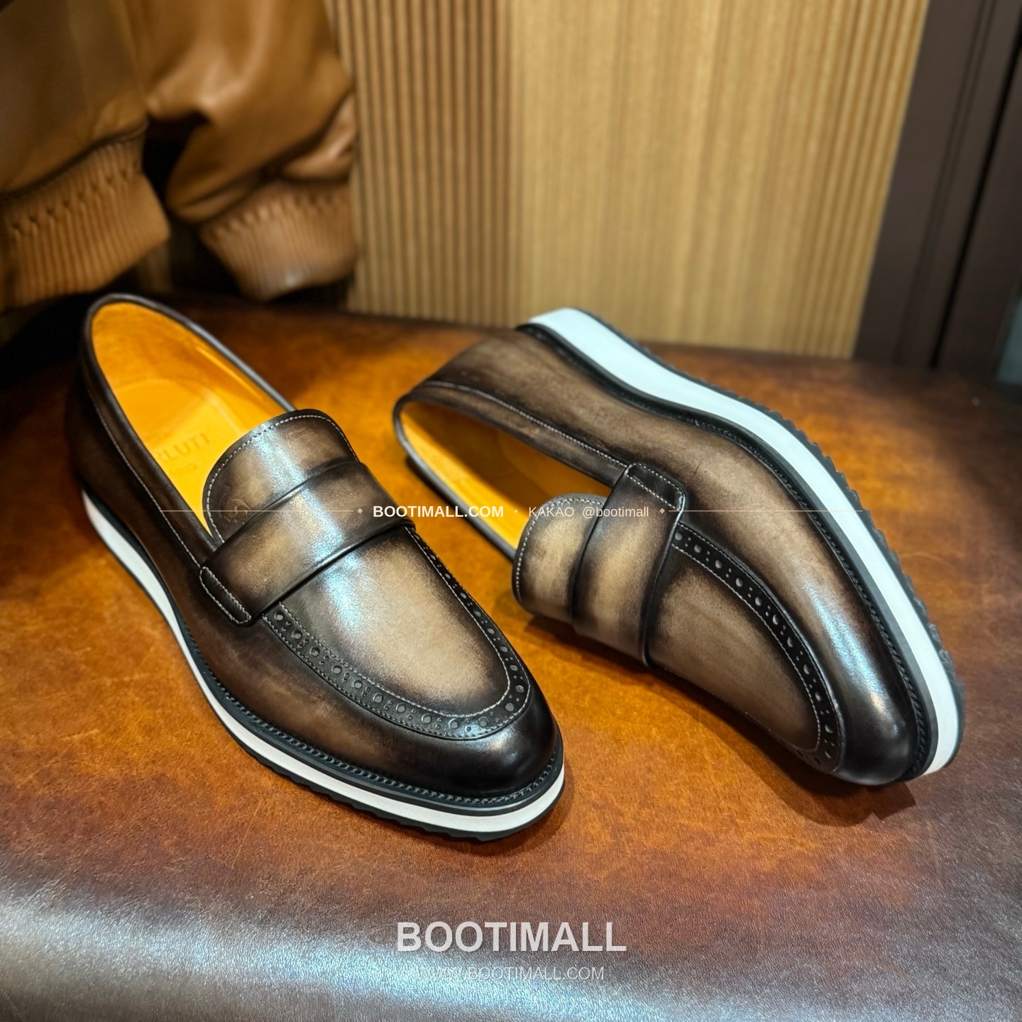 벨루티 송아지가죽 파티나 캐주얼 스니커즈 Berluti Calfskin Patina Black Casual Sneakers 4