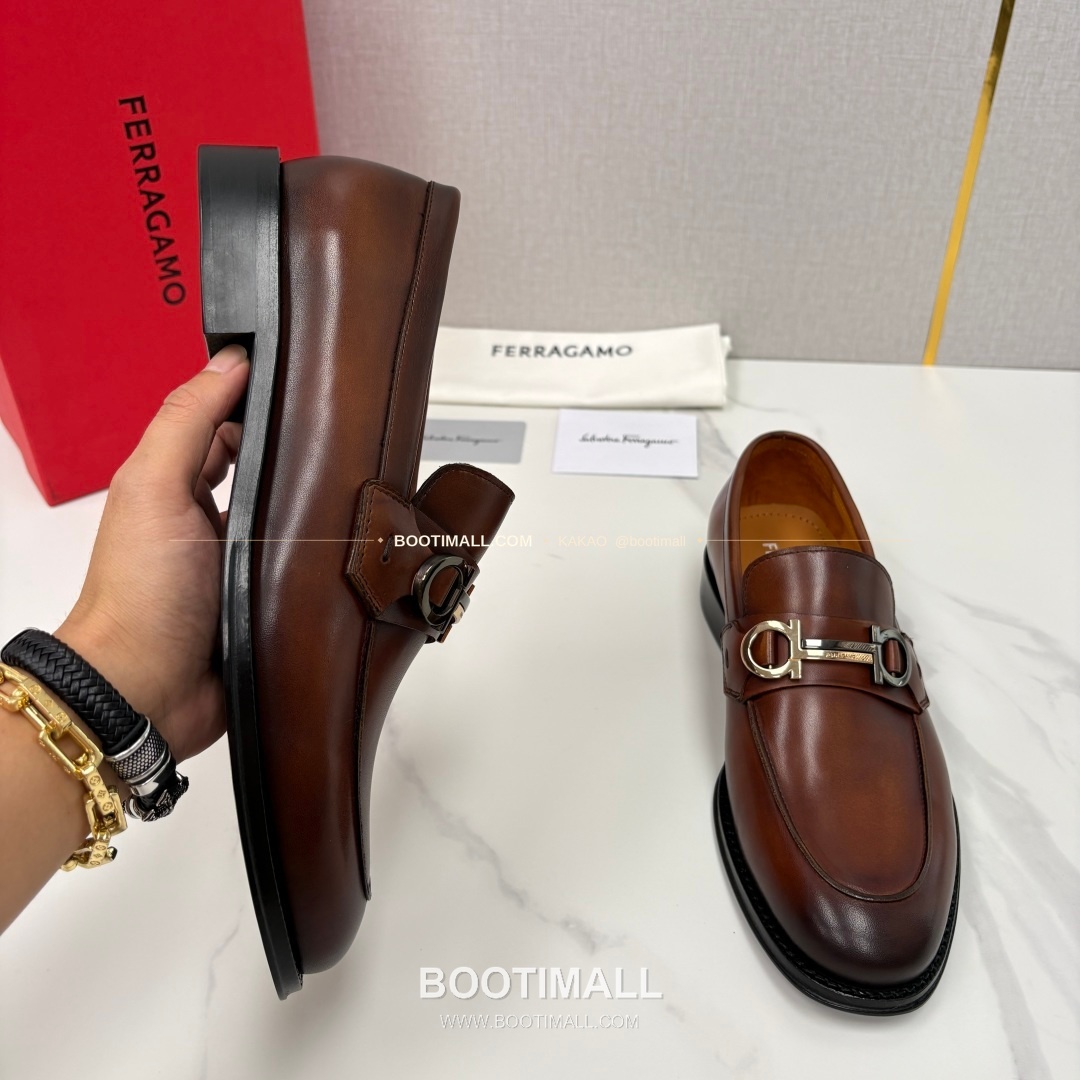 페라가모 송아지가죽 간치니 블랙 모카신 로퍼 Ferragamo Calfskin Gancini Black Moccasin Loafers 4