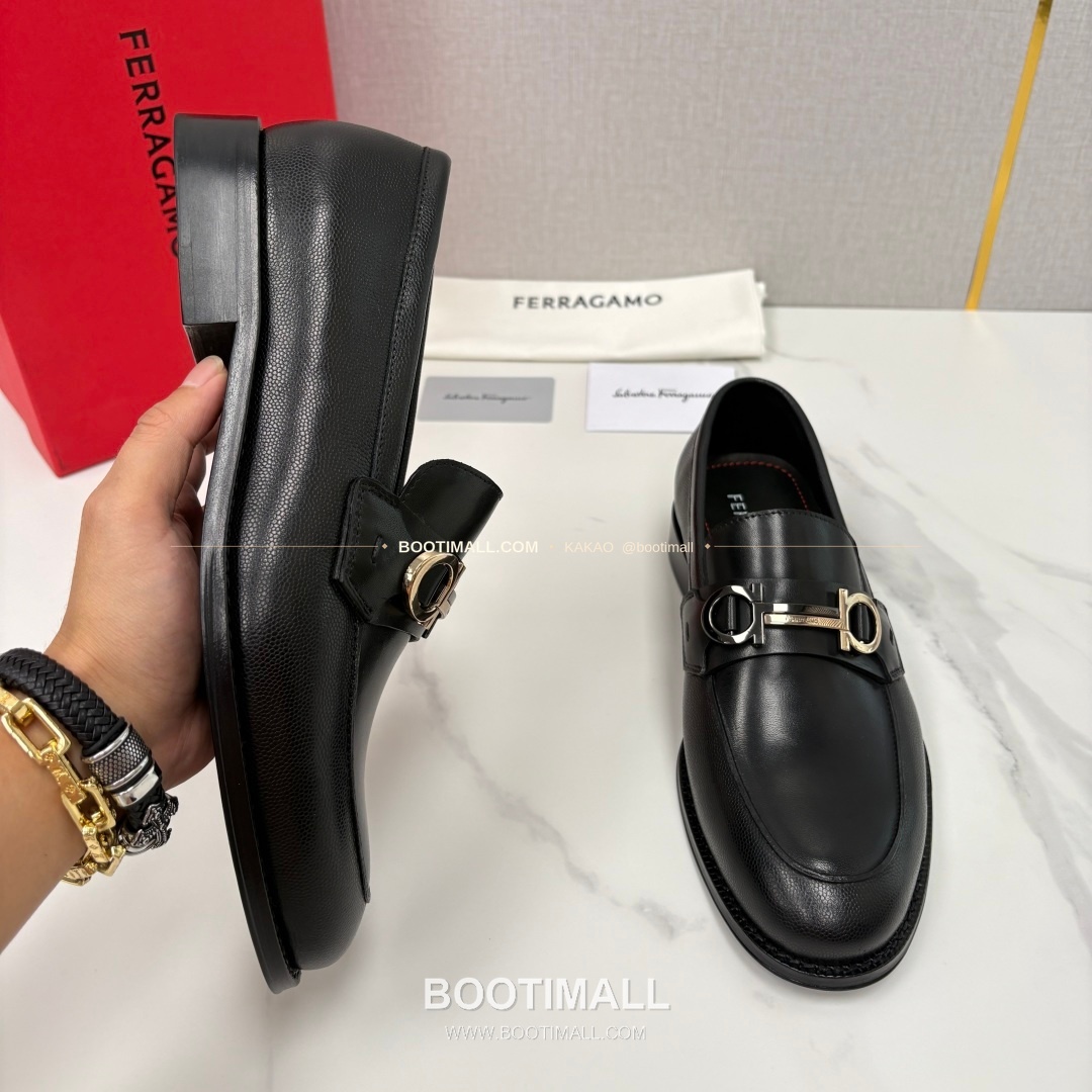 페라가모 송아지가죽 간치니 블랙 모카신 로퍼 Ferragamo Calfskin Gancini Black Moccasin Loafers 4