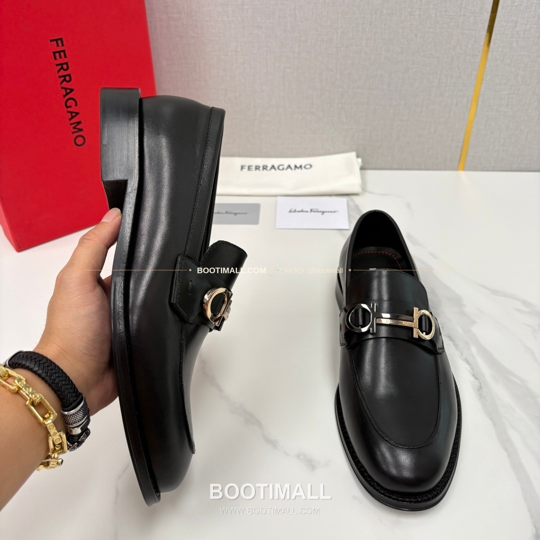 페라가모 송아지가죽 간치니 블랙 모카신 로퍼 Ferragamo Calfskin Gancini Black Moccasin Loafers 4