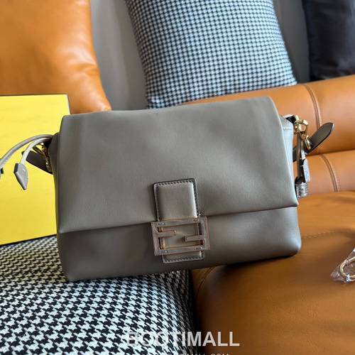 Fendi Mamma Baguette Medium Nappa Leather Bag 펜디 맘마 바게트 미디엄 나파 레더 백 26.5cm
