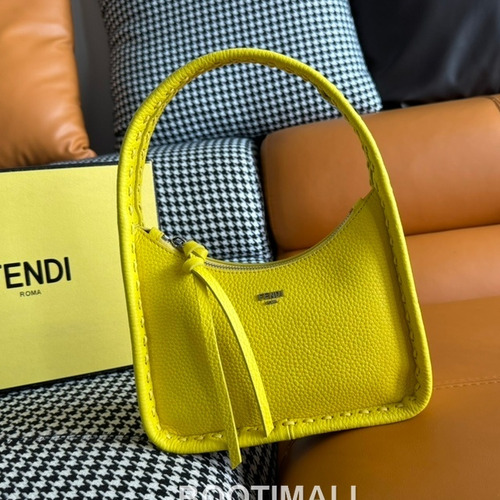 Fendi Fendessence Cuoio Romano Leather Crescent Bag 펜디 펜데센스 쿠오이오 로마노 가죽 크레센트 숄더백 094M68 28cm