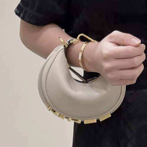 Fendi Fendigraphy Mini Cowhide Shoulder Bag 펜디 그래피 미니 소가죽 숄더백 29cm