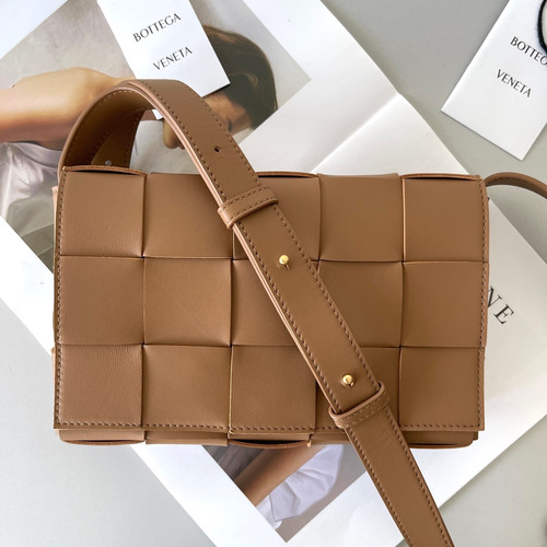 Bottega Veneta Cassette Intrecciato Nappa Leather Crossbody Bag 보테가베네타 카세트 인트레치아토 나파 크로스백 23cm