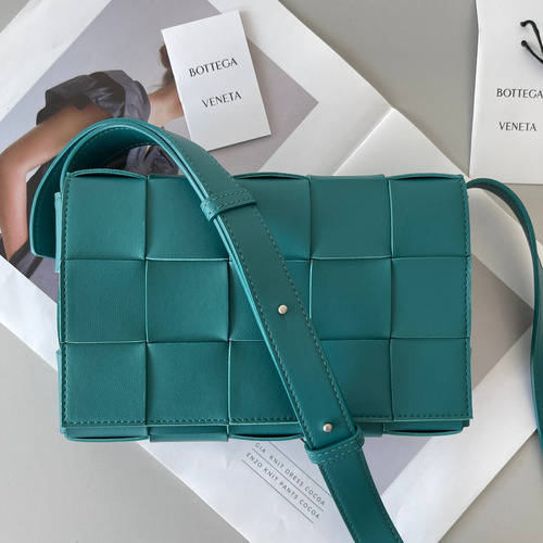 Bottega Veneta Cassette Intrecciato Nappa Leather Crossbody Bag 보테가베네타 카세트 인트레치아토 나파 크로스백 23cm