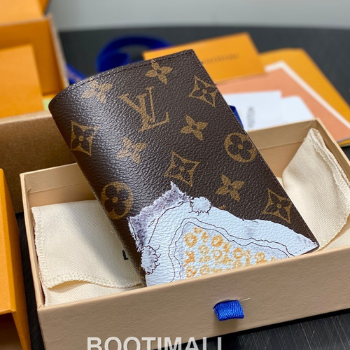Louis Vuitton Passport Cover Monogram Canvas Grace Coddington Illustration 루이비통 모노그램 캔버스 M25753 여권 케이스 14cm