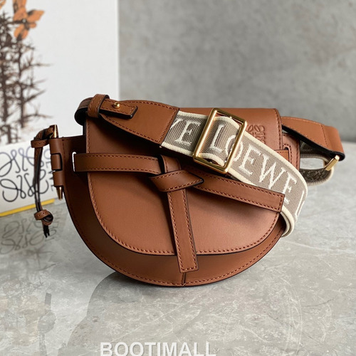 Loewe Mini Gate Dual Calfskin Leather Embroidered Strap Shoulder Bag 10121 로에베 미니 게이트 듀얼 카프스킨 자수 스트랩 숄더 크로스백 21cm