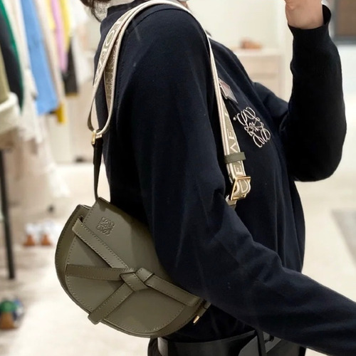 Loewe Mini Gate Dual Calfskin Leather Embroidered Strap Shoulder Bag 10121 로에베 미니 게이트 듀얼 카프스킨 자수 스트랩 숄더 크로스백 21cm