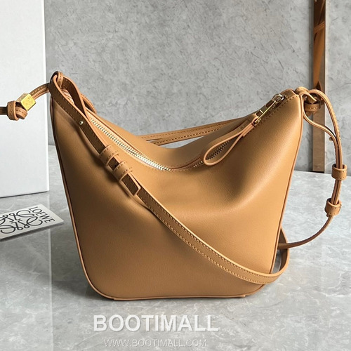 Loewe Hammock Calfskin Leather Hobo Shoulder Bag 263317 로에베 해먹 카프스킨 레더 호보 숄더 크로스백 28cm