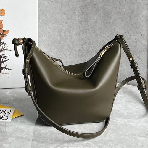 Loewe Hammock Calfskin Leather Hobo Shoulder Bag 263317 로에베 해먹 카프스킨 레더 호보 숄더 크로스백 28cm