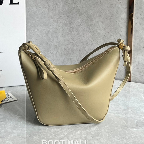 Loewe Hammock Calfskin Leather Hobo Shoulder Bag 263317 로에베 해먹 카프스킨 레더 호보 숄더 크로스백 28cm