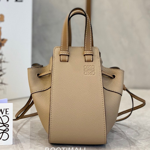 Loewe Mini Hammock Pebbled Calfskin Leather Drawstring Bag 10393 로에베 미니 해먹 페블드 카프스킨 드로스트링 숄더 크로스백 19cm