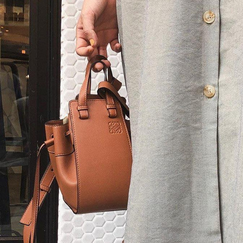 Loewe Mini Hammock Pebbled Calfskin Leather Drawstring Bag 10393 로에베 미니 해먹 페블드 카프스킨 드로스트링 숄더 크로스백 19cm