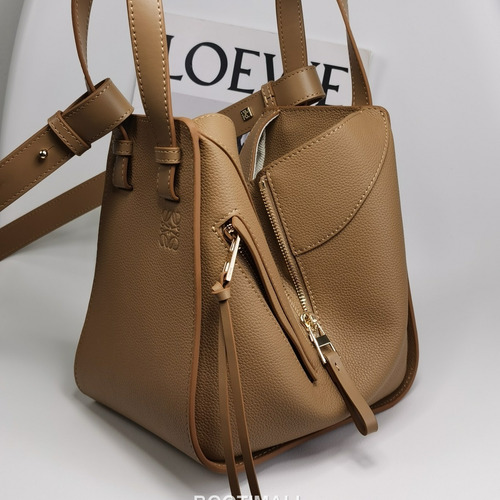 Loewe Hammock Compact Grained Calfskin Leather Shoulder Bag 8047 로에베 해먹 컴팩트 그레인 카프스킨 숄더 크로스백 20cm