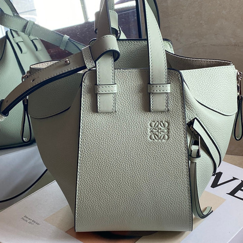 Loewe Hammock Compact Grained Calfskin Leather Shoulder Bag 8047 로에베 해먹 컴팩트 그레인 카프스킨 숄더 크로스백 20cm