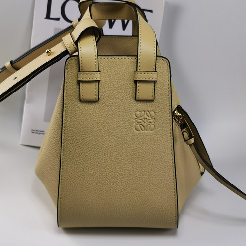 Loewe Hammock Compact Grained Calfskin Leather Shoulder Bag 8047 로에베 해먹 컴팩트 그레인 카프스킨 숄더 크로스백 20cm