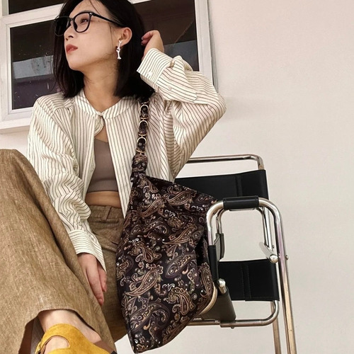 Saint Laurent Le Cassandre Paisley Print Satin Tote Bag 834750 생로랑 르 카산드르 페이즐리 프린트 새틴 토트백 47cm