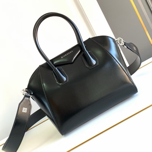 Givenchy Antigona Box Leather Tote Bag with Gold Hardware Detail 지방시 안티고나 박스 레더 골드 하드웨어 토트백 9981-3 22cm