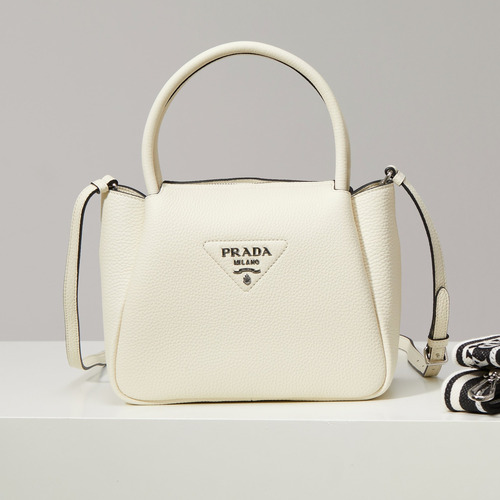 Prada Textured Leather Shoulder Bag with Dual Strap Zip Closure and Metal Logo Detail 프라다 텍스처드 레더 숄더백 듀얼 스트랩 지퍼 클로저 메탈 로고 디테일 1BC145 23cm