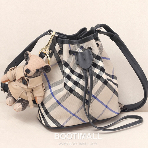 Burberry Lightweight Canvas Crossbody Bucket Bag with Adjustable Strap Detail 버버리 경량 캔버스 크로스바디 버킷백 조절 스트랩 056155 17.5cm