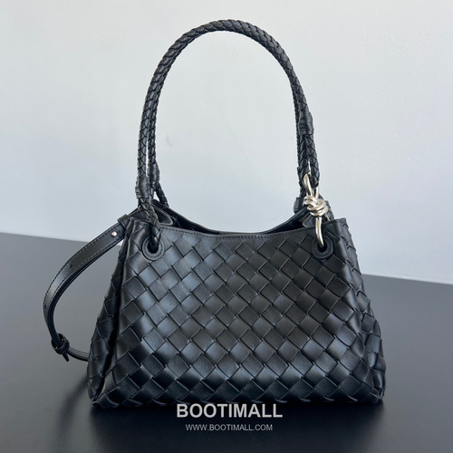 Bottega Veneta Andiamo Intrecciato Leather Parachute Shoulder Bag with Brass Knot Detail 보테가베네타 안디아모 인트레치아토 가죽 파라슈트 숄더백 황동 매듭 29.5cm
