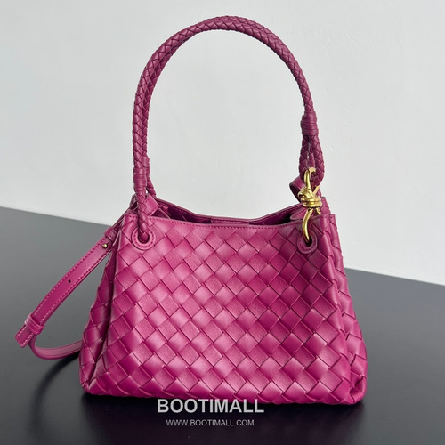 Bottega Veneta Andiamo Intrecciato Leather Parachute Shoulder Bag with Brass Knot Detail 보테가베네타 안디아모 인트레치아토 가죽 파라슈트 숄더백 황동 매듭 29.5cm