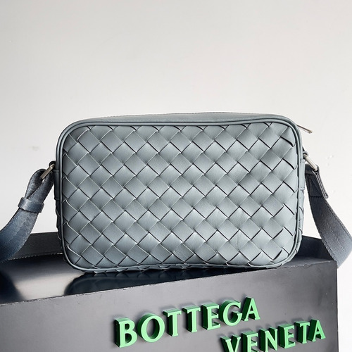 Bottega Veneta Intrecciato Leather Crossbody Bag with Zip Closure Detail 보테가베네타 인트레치아토 가죽 크로스바디백 지퍼 클로저 25cm
