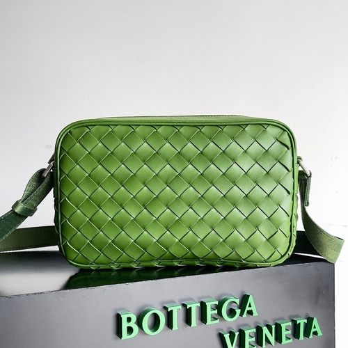Bottega Veneta Intrecciato Leather Crossbody Bag with Zip Closure Detail 보테가베네타 인트레치아토 가죽 크로스바디백 지퍼 클로저 25cm