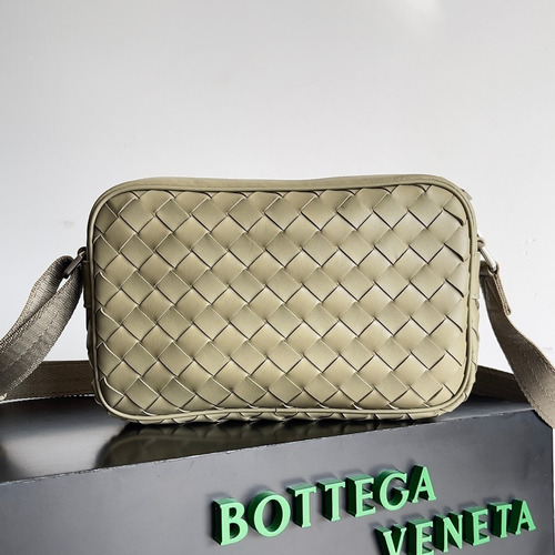 Bottega Veneta Intrecciato Leather Crossbody Bag with Zip Closure Detail 보테가베네타 인트레치아토 가죽 크로스바디백 지퍼 클로저 25cm