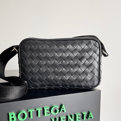 Bottega Veneta Intrecciato Leather Crossbody Bag with Zip Closure Detail 보테가베네타 인트레치아토 가죽 크로스바디백 지퍼 클로저 25cm