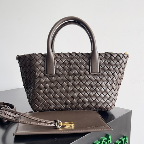 Bottega Veneta Mini Cabat Intrecciato Lambskin Tote Bag with Layered Weave Detail 보테가베네타 미니 카바 인트레치아토 램스킨 토트백 레이어드 위빙 22cm
