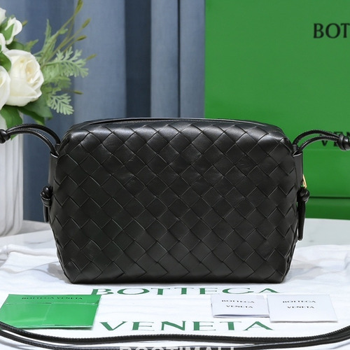 Bottega Veneta Intrecciato Lambskin Square Crossbody Bag with Adjustable Drawstring Detail 보테가베네타 인트레치아토 램스킨 스퀘어 크로스바디백 드로우스트링 22cm