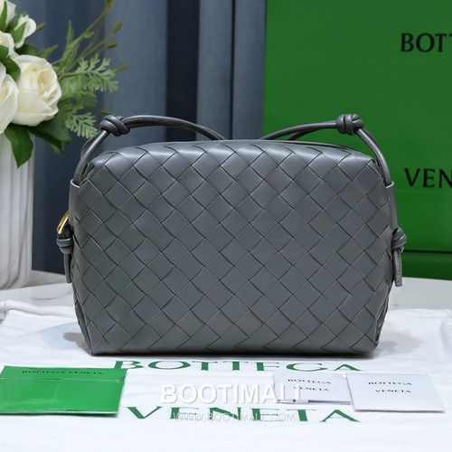 Bottega Veneta Intrecciato Lambskin Square Crossbody Bag with Adjustable Drawstring Detail 보테가베네타 인트레치아토 램스킨 스퀘어 크로스바디백 드로우스트링 22cm