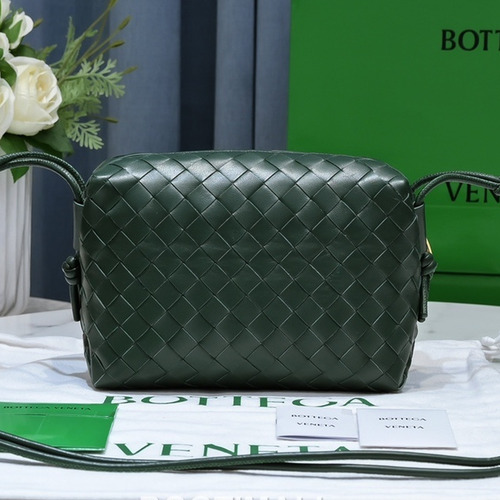 Bottega Veneta Intrecciato Lambskin Square Crossbody Bag with Adjustable Drawstring Detail 보테가베네타 인트레치아토 램스킨 스퀘어 크로스바디백 드로우스트링 22cm