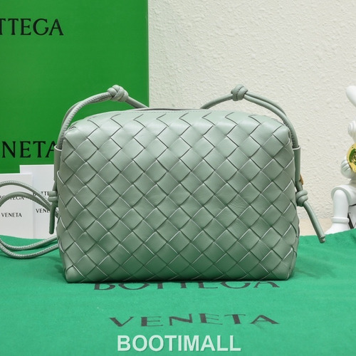 Bottega Veneta Intrecciato Lambskin Square Crossbody Bag with Adjustable Drawstring Detail 보테가베네타 인트레치아토 램스킨 스퀘어 크로스바디백 드로우스트링 22cm